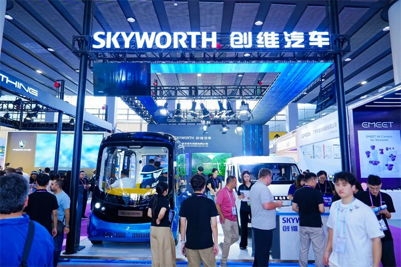 Skyworth Automotive Shines ag an 138ú Canton Fair, lena Neart Nua Glas agus Chliste ag Tarraingt Aird Dhomhanda